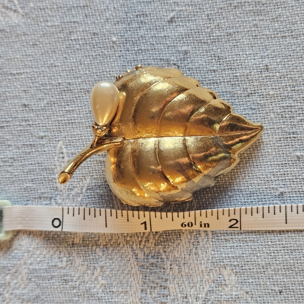 Vintage Avon Gold Tone Leaf with faux Pearl Creme Perfume Brooch Pin - Picture 6 of 6